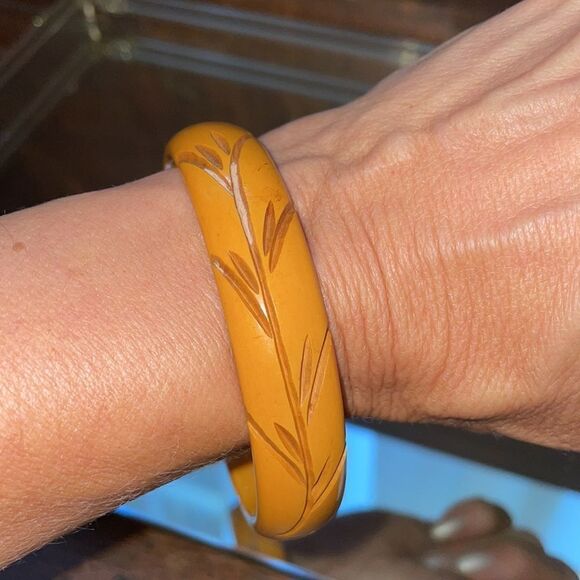 Vtg Bakelite orange bangle bracelet with wheat carving - Picture 3 of 6